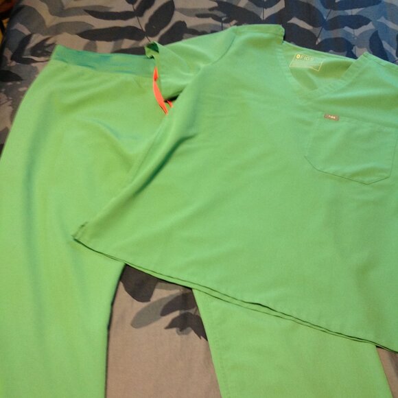 EUC Figs Technical Collection Scrubs Set Pants Shirt Top Seafoam Green Blue L - Picture 7 of 10